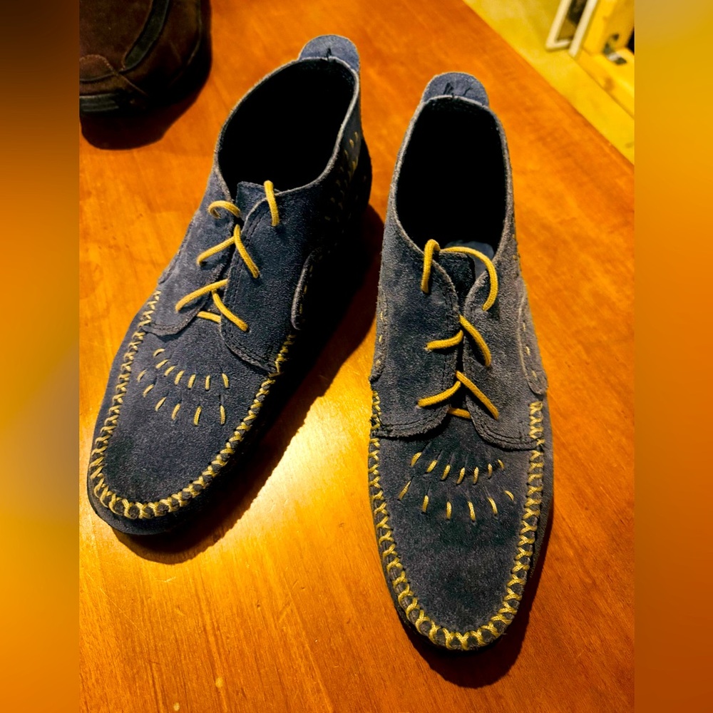 Minnetonka women’s shoe leather upper size 9.5 blue with tan stitching
